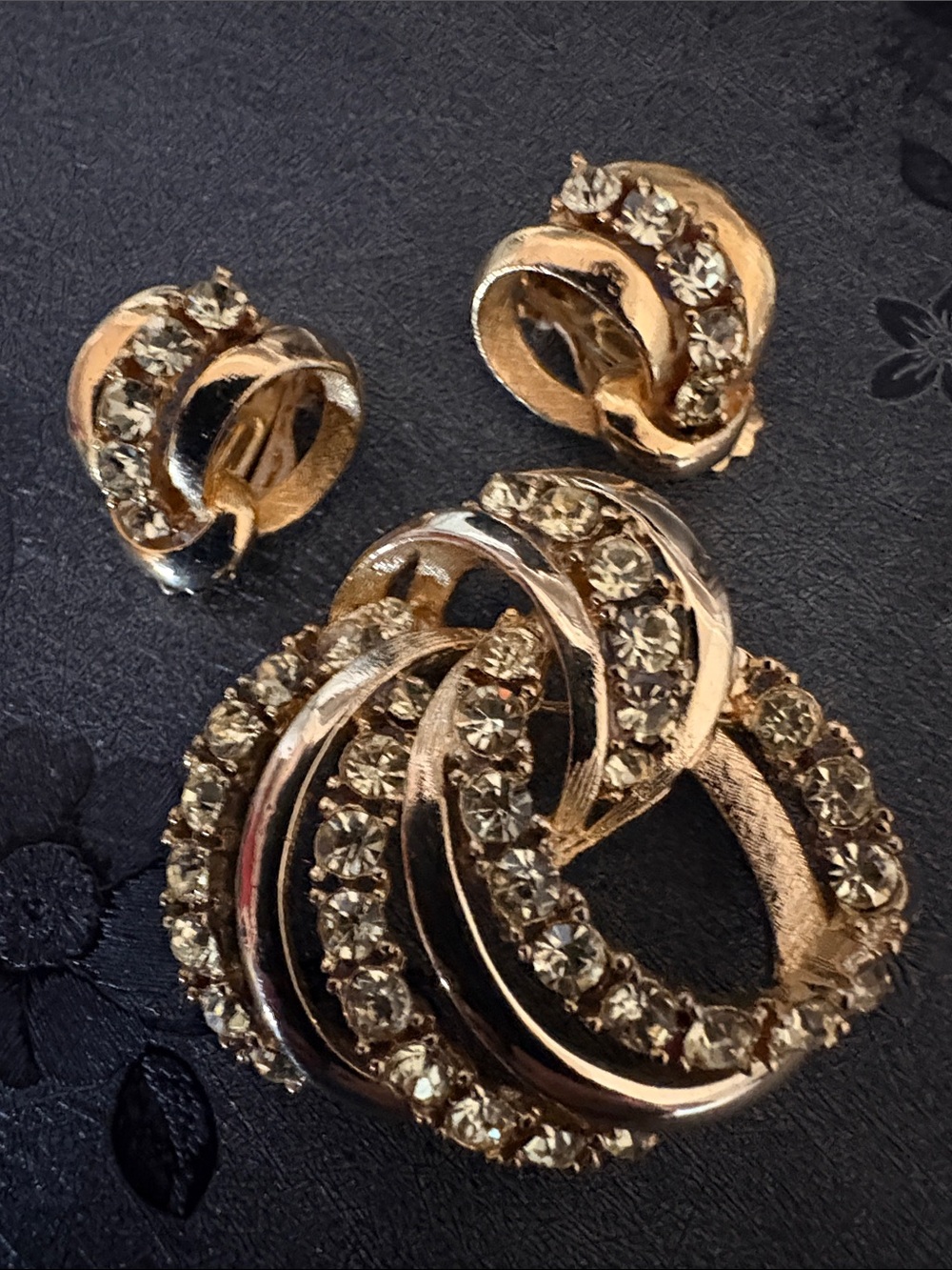 VINTAGE INTERTWINED SWIRL DESIGNED RHINESTONE GOLD-TONE BROOCH EARRING SET - Picture 2 of 9